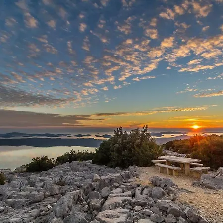 Сasa de vacaciones Robinson House Orkula In The Heart Of Olive's Yard