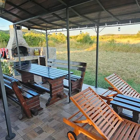 Robinson House Orkula In The Heart Of Olive's Yard Vikendica