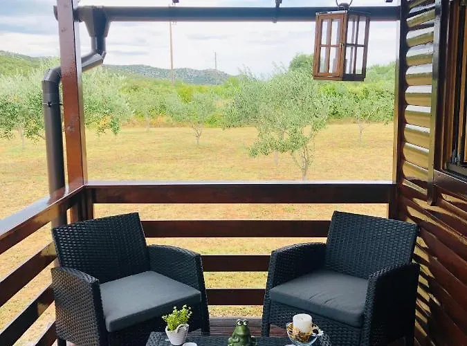 Feriehus Robinson House Orkula In The Heart Of Olive's Yard *