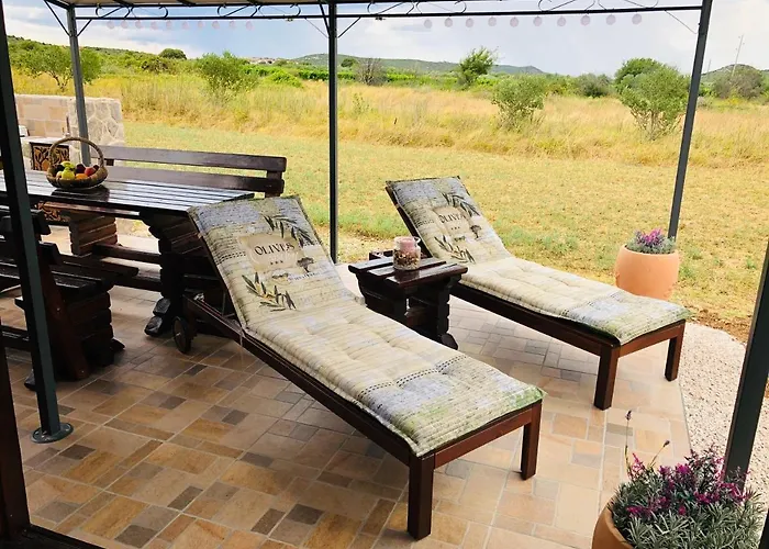 Robinson House Orkula In The Heart Of Olive's Yard Vikendica Puticanje